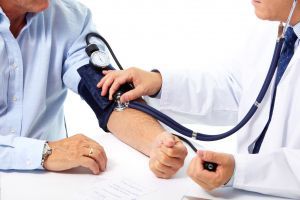 Повышение артериального давления человека: причины, симптомы, лечение, признаки, помощь