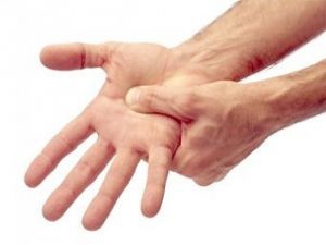 Вывихи трехфаланговых пальцев и повреждение связок: первая помощь, лечение, симптомы