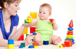 Развитие ребенка от 1-го года до 1 года и 3 месяцев: двигательные навыки, творчество, речевое, эмоциональное развитие, игры