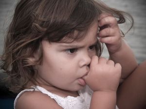 Сосание пальцев, как отучить ребенка сосать палец