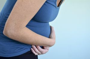 Острая боль в животе у беременных: причины, лечение
