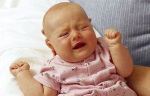 Как успокоить новорожденного ребенка во время истерики и когда он плачет
