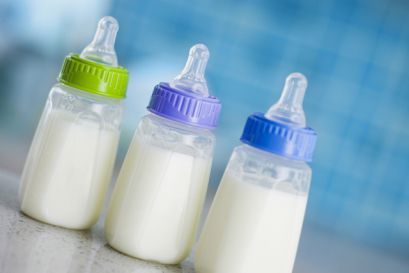 Разливание детской смеси по бутылочкам