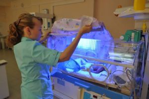 Уход за недоношенными детьми и новорожденными, находящимися на аппарате искусственной вентиляции легких