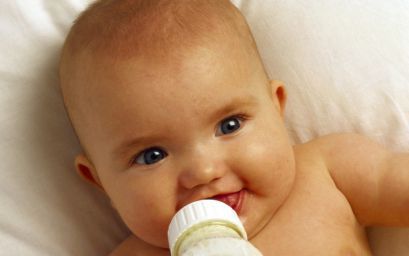 Кормление ребенка из бутылочки молочными смесями