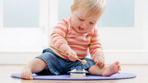 Развитие ребенка от 1-го и 10 месяцев до 2 лет: двигательные навыки, творчество, речевое, эмоциональное развитие, игры