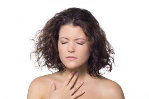 Комок в горле: причины, лечение, как избавиться, что делать, как убрать, симптомы, признаки