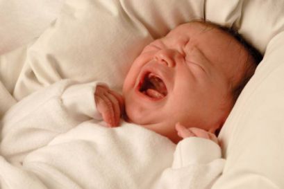 Почему ребенок плачет и как успокоить плачущего ребенка: причины