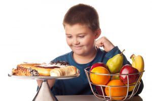 Как поощрение детей едой и калорийные перекусы вызывают пожизненную зависимость от сахара