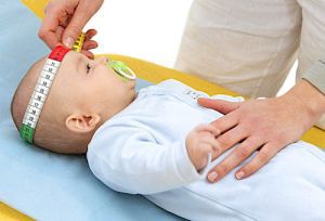 Осмотр новорожденного ребенка педиатром