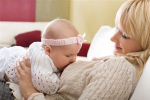 Как наладить режим кормления новорожденного молоком