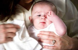 Плач и колики у новорожденных детей, что делать, лечение, симптомы, причины