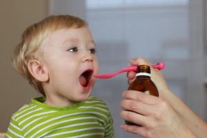 Как давать лекарства детям?