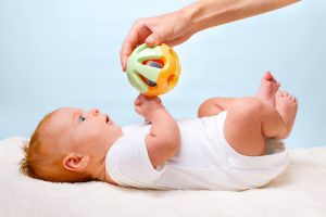 Второй месяц жизни новорожденного ребенка: развитие, вес, уход