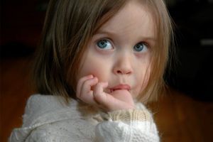 Ребенок сосет палец, почему и как отучить ребенка сосать пальцы