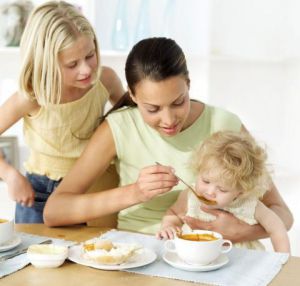 Как малыш постепенно учится есть обычную пищу