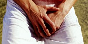 Боль в яичке у мужчин: причины, лечение, симптомы, признаки