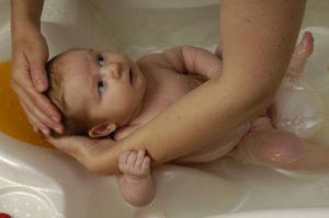 Купание и мытье новорожденного ребенка