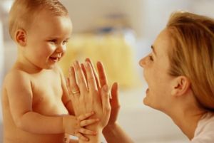 Общение с ребенком до года жестами