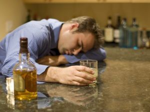 Злоупотребление алкоголем: причины, последствия, симптомы, признаки, лечение