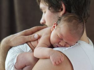 Как правильно поднять, держать и передать новорожденного ребенка