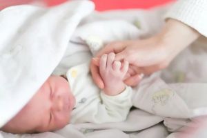 Уход за новорожденным после родов в роддоме и дома