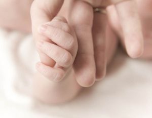 Пальцы на ногах и руках новорожденного