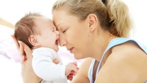 Младенческие колики: лечение, симптомы, причины, признаки