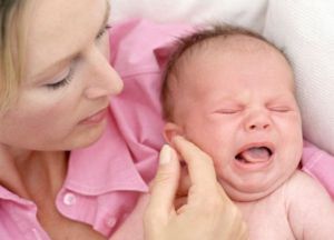 Срыгивание у новорожденных (грудных) детей: причины, лечение,