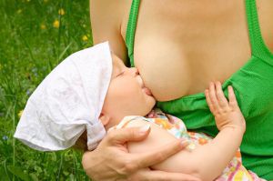 Правильный захват груди новорожденным ребенком